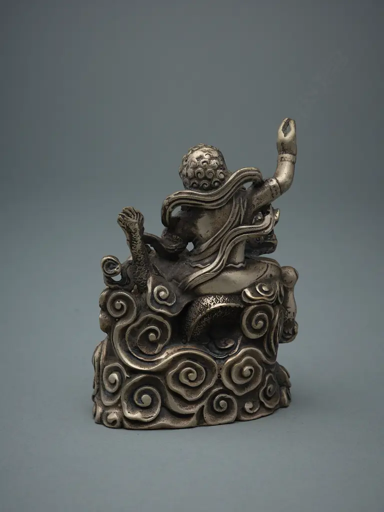 Chinese/Tibetan Vaiśravaṇa white metal alloy figure, Image 1++